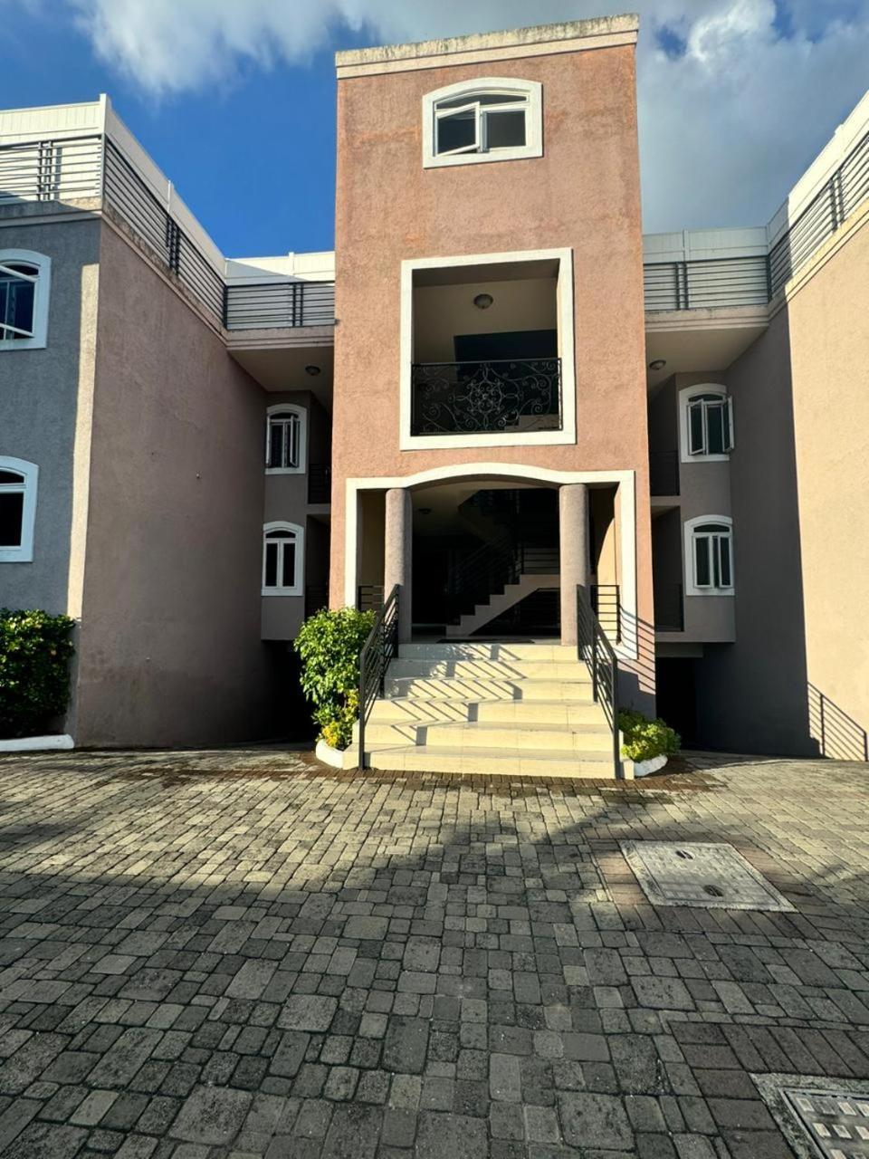 Ramzie'S Place Кингстон Экстерьер фото