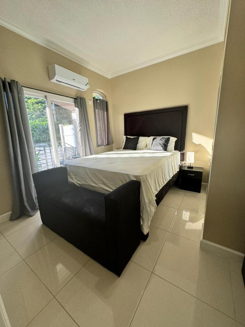 Ramzie'S Place Кингстон Экстерьер фото